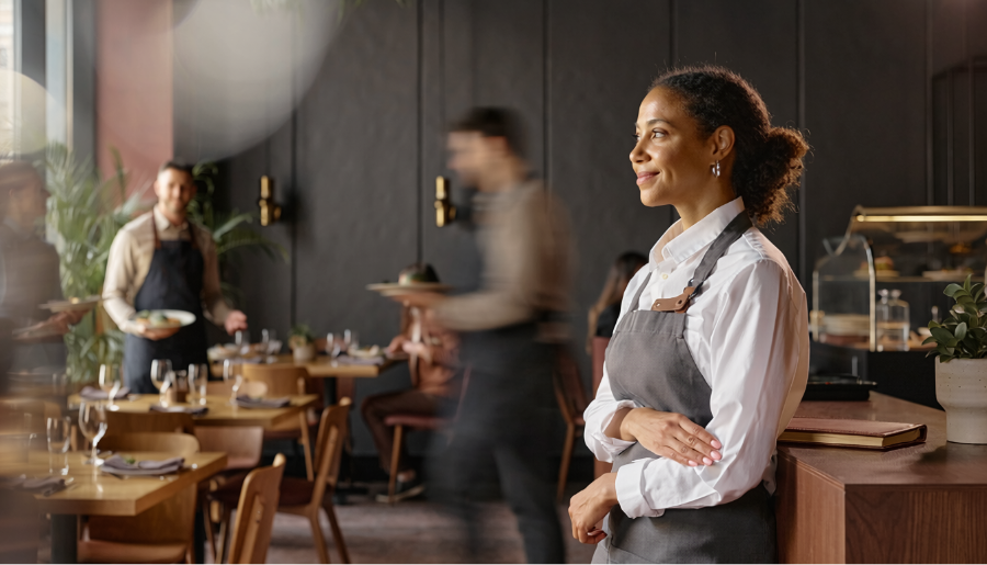 Dona de restaurante acompanhando a operação com tranquilidade